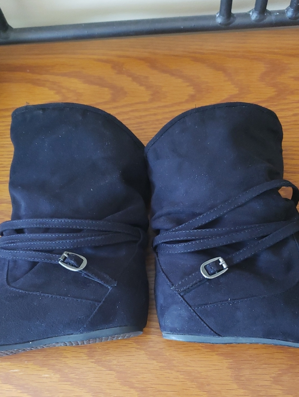 Michael Shannon Black Faux-suede Slouchy Ankle Boots with Wrap Strap Size: 7 - Picture 13 of 16